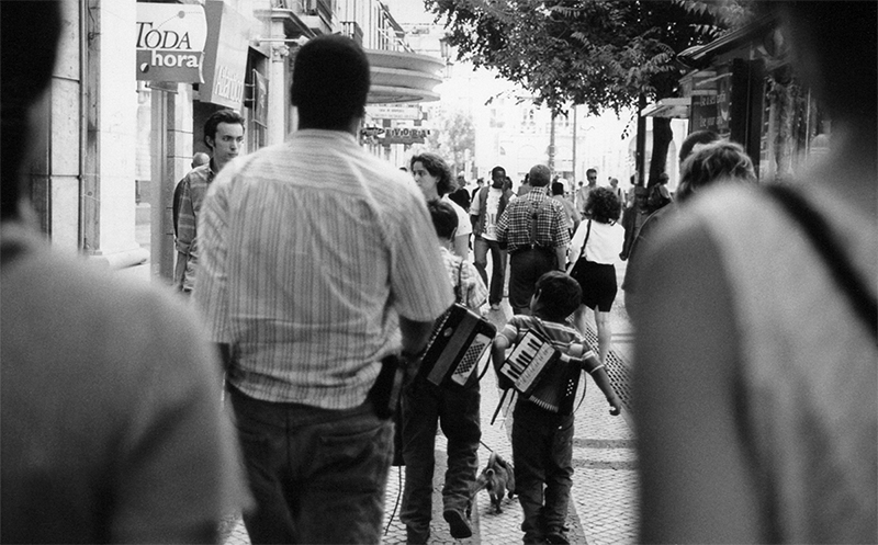 Lisbonne mendiants dans la foule